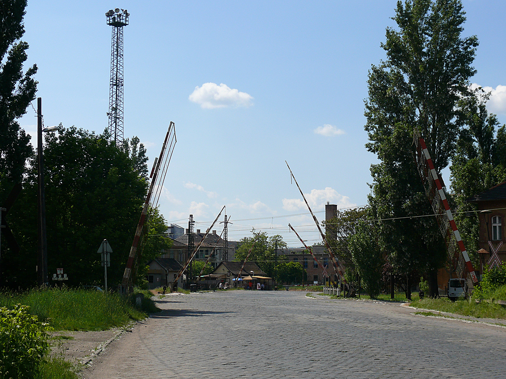 A Szegedi úti „tíz percen túl is zárva tartható” sorompórengeteg. A villamos szintben semmiképp sem keresztezhetné a vasútvonalat