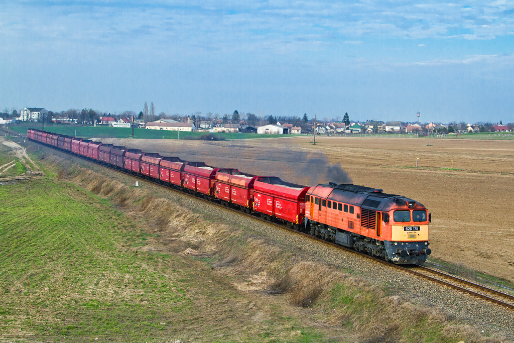 Tolna-Mözs és Szekszárd között dönget a 175-ös egy jókora vonattal