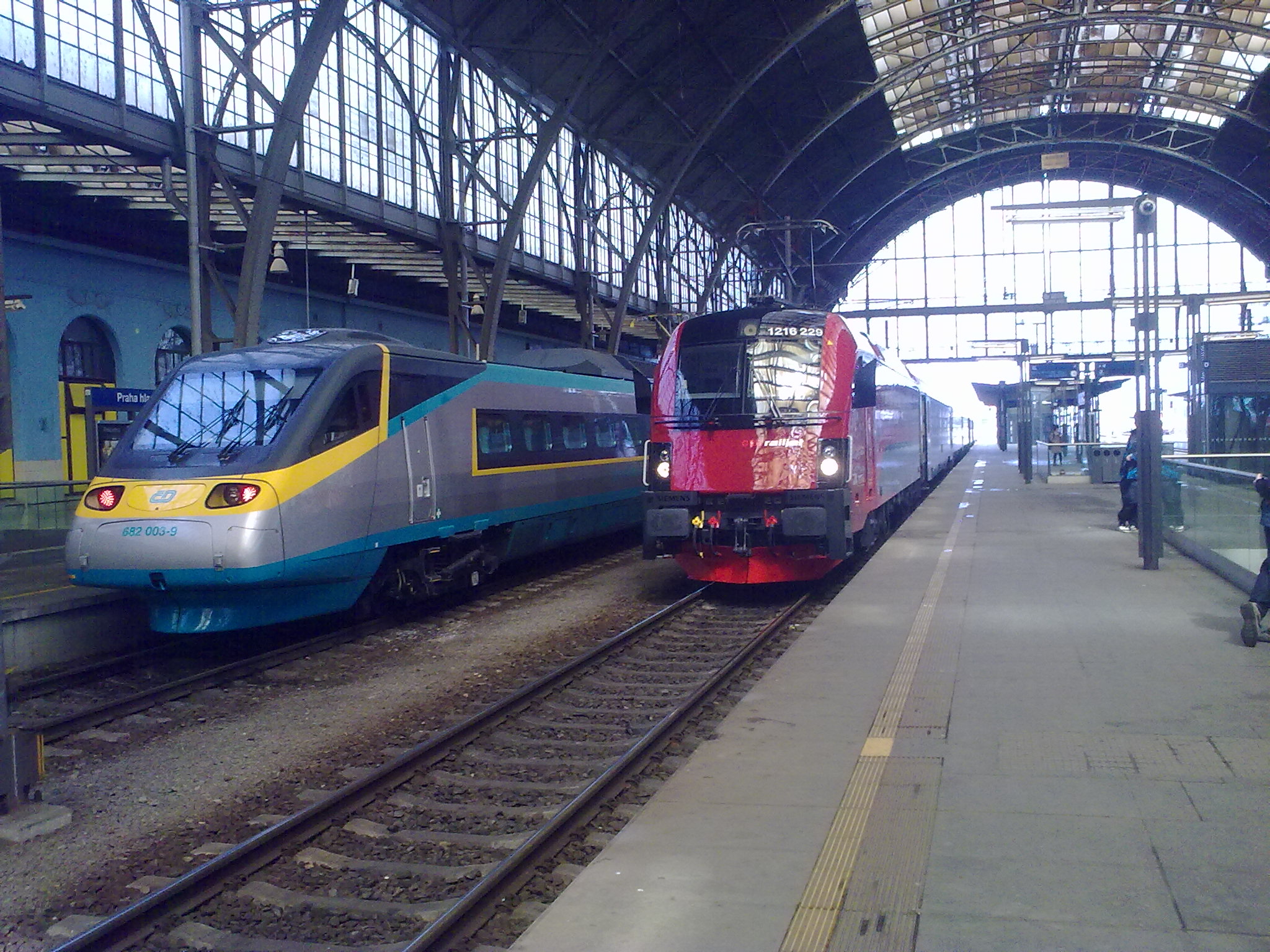 Railjetet propagáló Taurus hozta Grazból Prágába a Gustav Klimt EuroCityt. Mellette a Pendolino készül Ostravára<br>(fotó: a szerző)