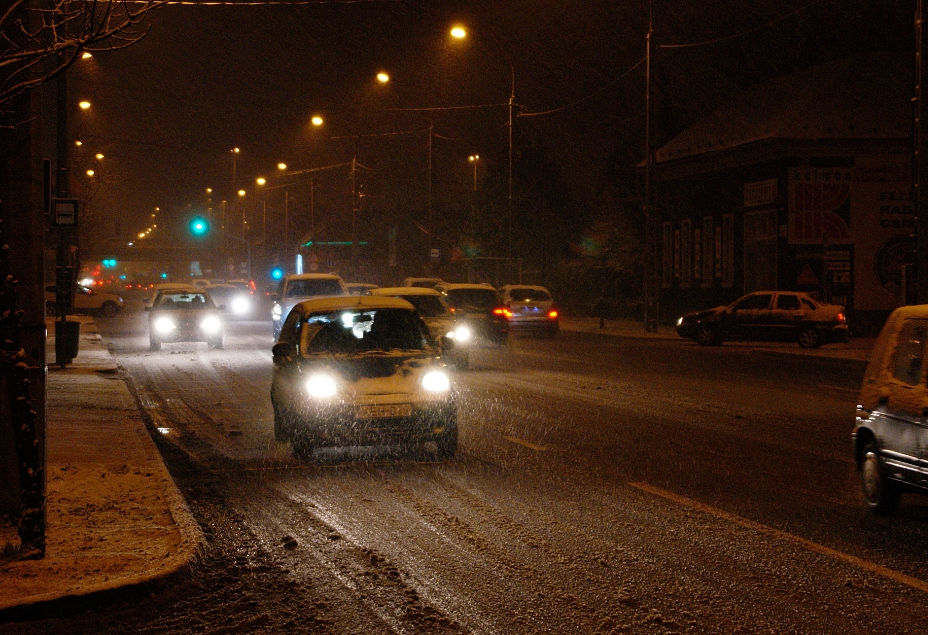 Szakadó hóban is halad a forgalom a Szentmihályi úton<br/>(fotó: Arnold Balázs)