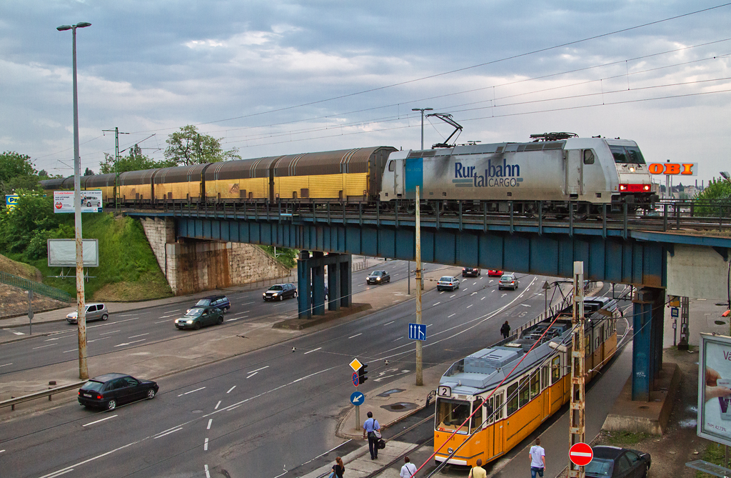 Az LTE első, Mercedes-vonata halad Ferencváros után<br>(fotó: Vörös Attila)