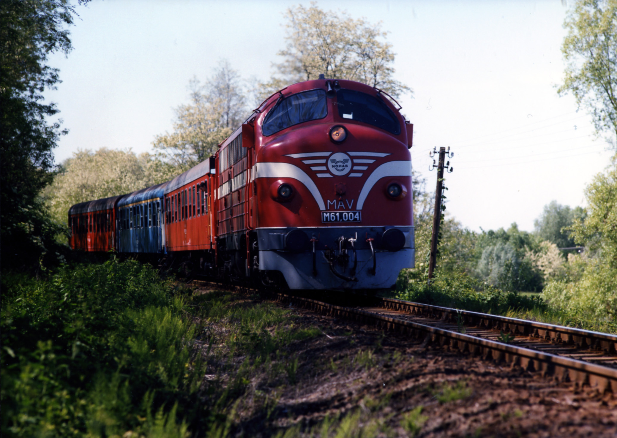 Az M61 004 egy korábbi menete alkalmával még épen, egészségesen Osztopánnál<br>(fotó: Indóház archívum)