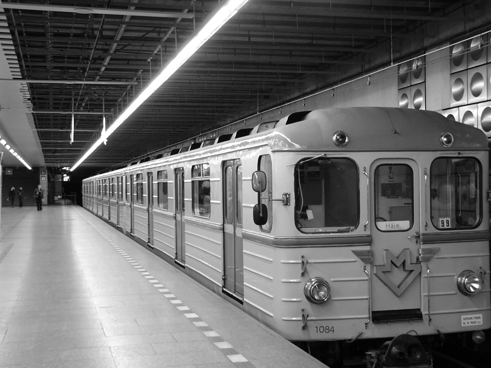 Az Ečs típusú szovjet gyártmínyú metrószerelvény Háje végállomáson<br>(fotók: wikipedia)