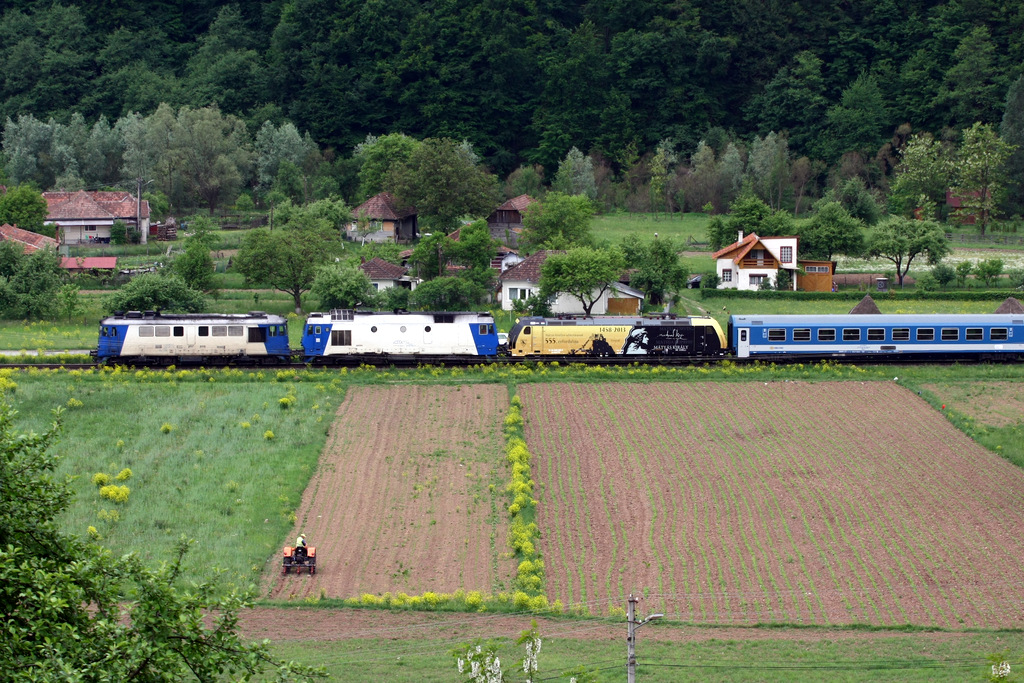 A Királyhágó alatt halad a három mozdony a vonat élén<br />(fotó: Tevan Imre)