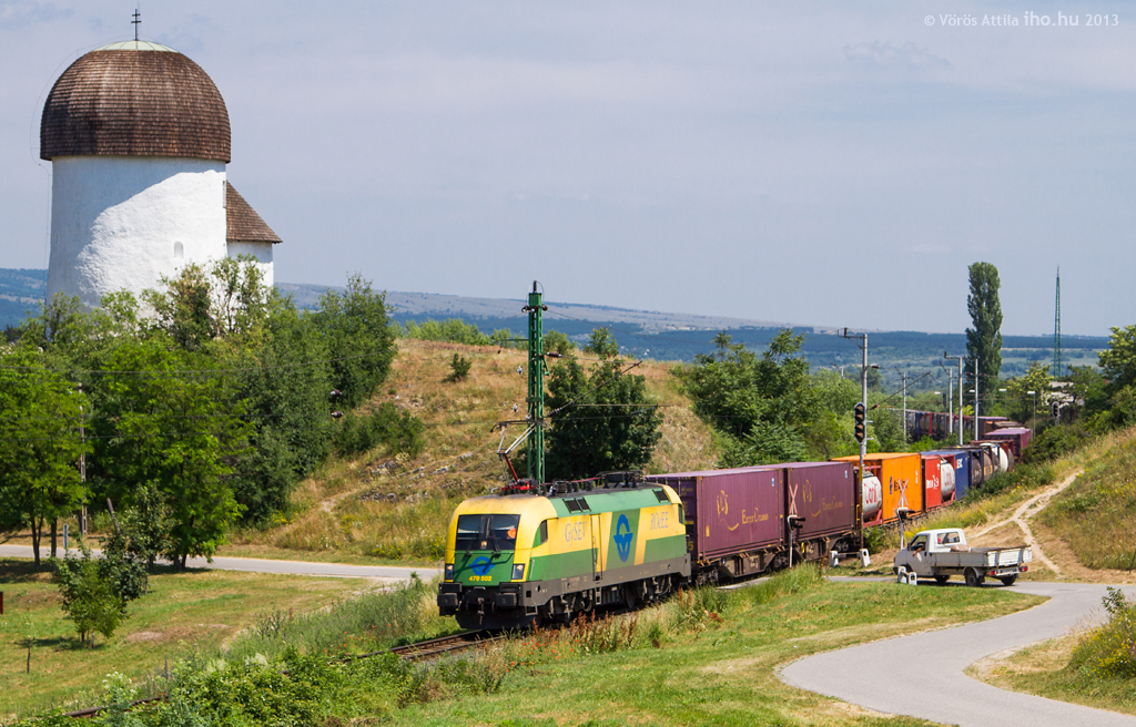 A bakonyi vonalra terelt gyseves konténervonat halad Szombathelyen át Sopron felé<br>(fotó: Vörös Attila)