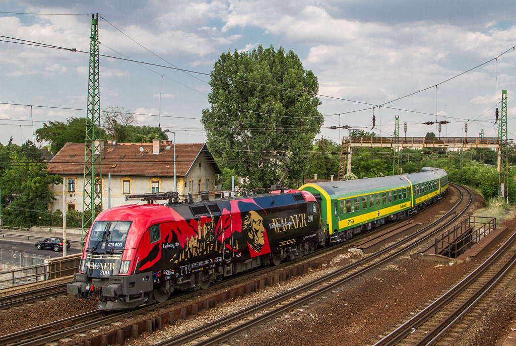 A frissen feldíszített 470 503 első útja Sopronból Budapestre vezetett az Isis-Kékfrankos Intercity élén<br>(fotó: Vörös Attila)