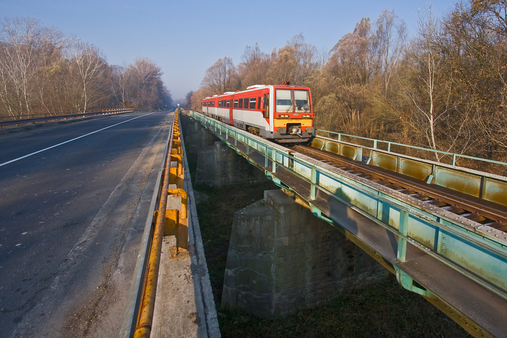 A vasút a Gemencben töltésen halad, az út csak kevés helyen emelkedik erre a szintre<br>(fotó: Vörös Attila)