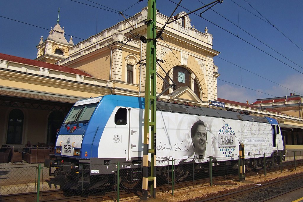 A legújabb matricás mozdony a szombathelyi felvételi épület előtt<br />(fotók: Moór Ferenc)