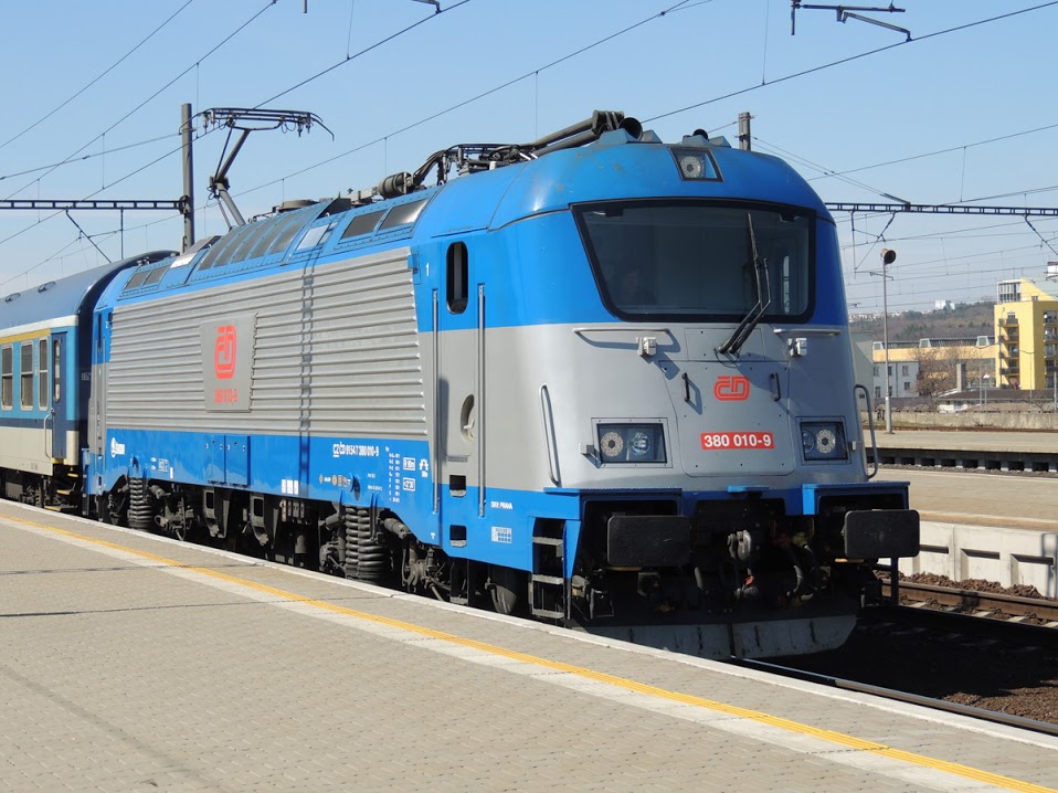 A Cseh Vasutak vonatán is jól mutat a mozdony<br>(a másképp nem jelölt fotók a szerző felvételei)
