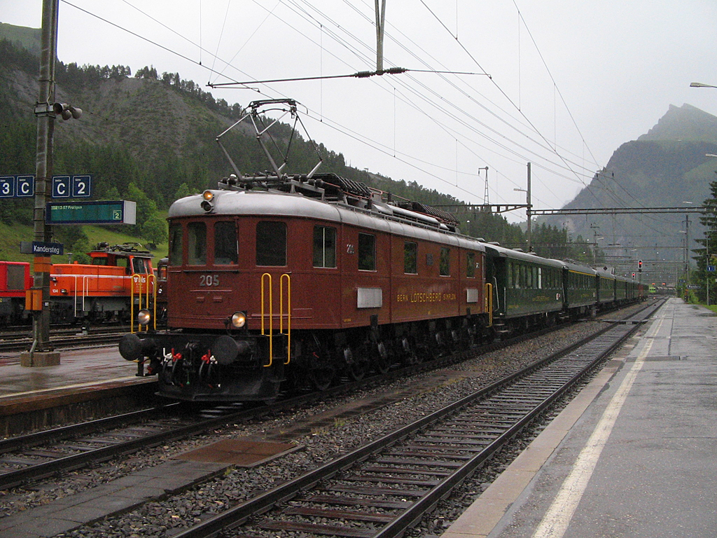 A BLS Ae 6/8 205 pályaszámú nosztalgia-villamosmozdonyával érkezik egy különvonat Kandersteg állomásra<br>A képre kattintva fotógaléria nyílik<br>(a szerző felvételei)