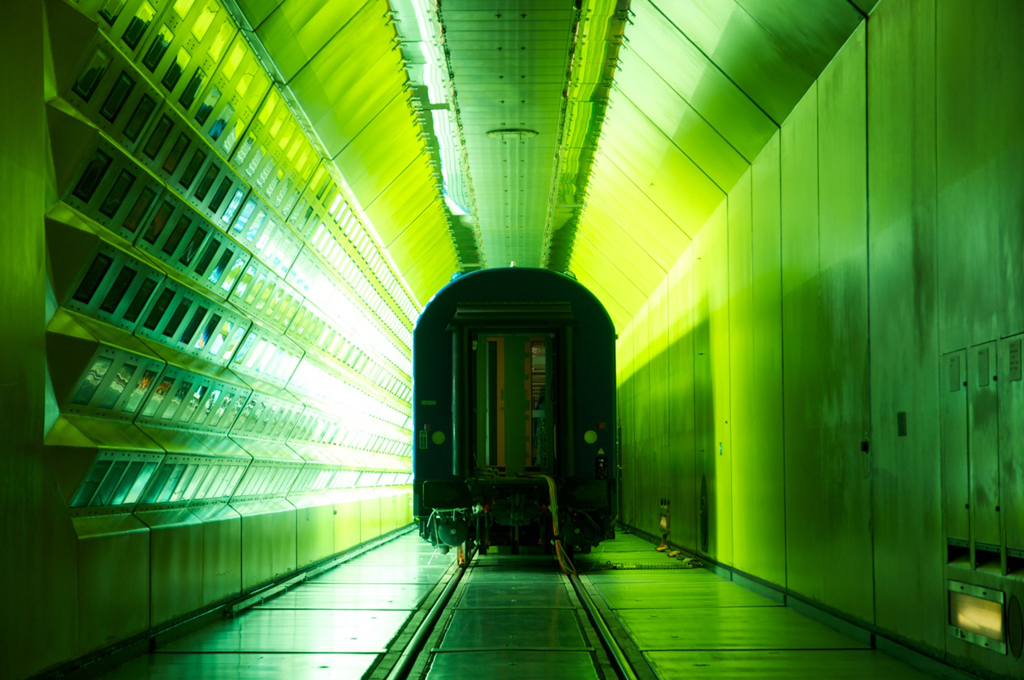 Az IC+ a szélcsatornában, mesterséges fényben<br>A képre kattintva galéria nyílik<br>(fotók: Dr. Magyarics Zoltán, Regionalbahn)