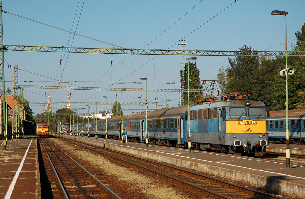 Hibridvonat Szegeden. Az IC-rész és a gyorsvonati rész is továbbít első osztályú kocsit<br>(fotók: Fritz Gergely)