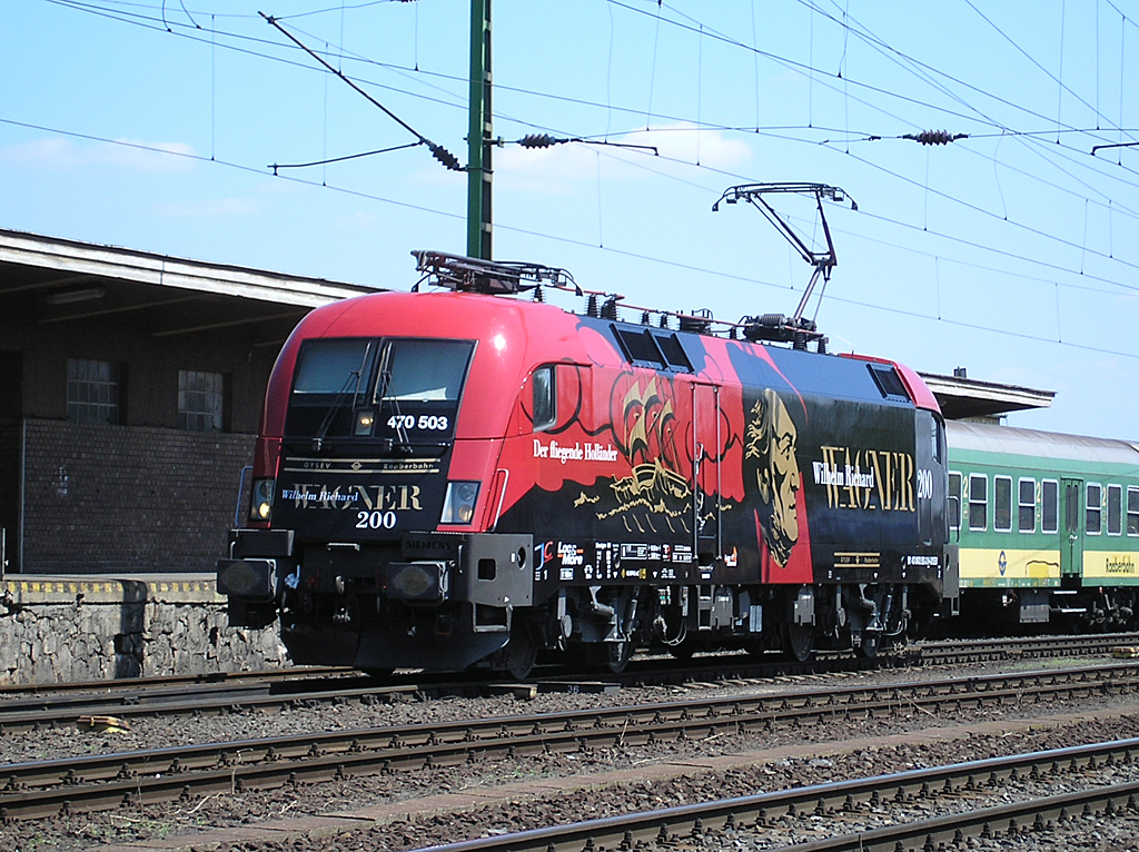 Érkezik az ünnepségre a frissen matricázott Wagner-mozdony<br>A képre kattintva fotógaléria nyílik<br>(a külön nem jelölt képek Kovács Melinda felvételei)