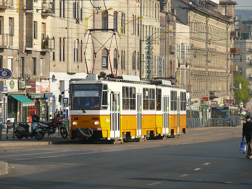 Az 59-es villamost teljes útvonalon pótolják majd a buszok: a hegyi szakaszon és a Déli pályaudvar–Széll Kálmán tér között is dolgoznak a felújítók<br>(fotó: Kemsei Zoltán)