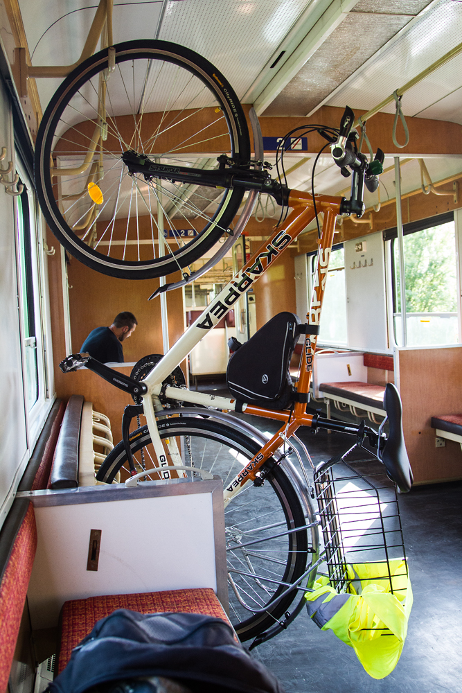 Bicikliszállító vagonban is jó a GYSEV, az átalakított Schlierenbe könnyű felszállni, tágas és kényelmes<br>(fotó: Vörös Attila)