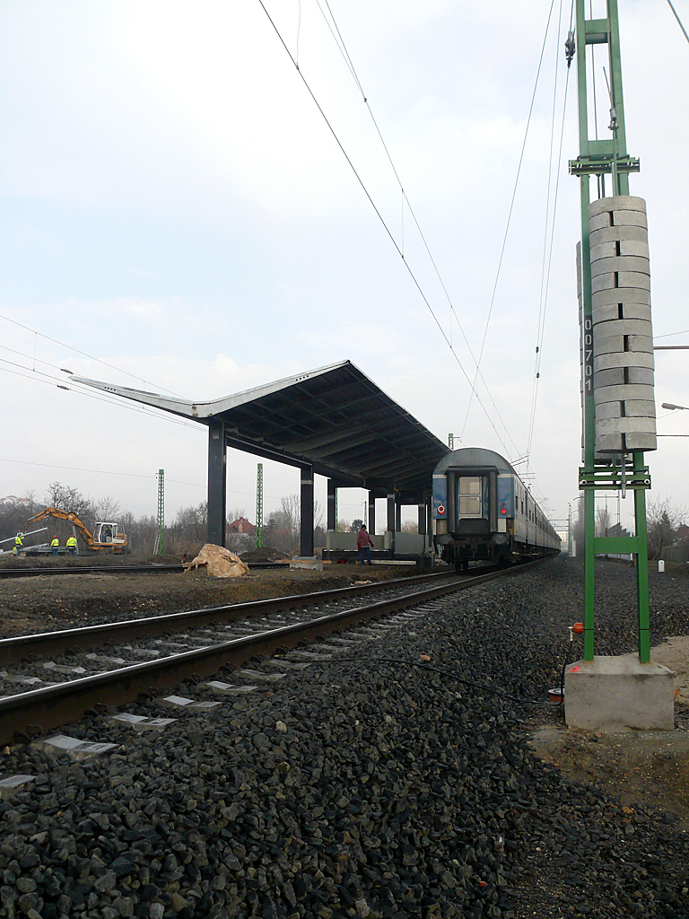 Albertfalva megállóhely félkész állapotban, 2013 elején. Továbbra is csak a 30a-t szolgálja ki