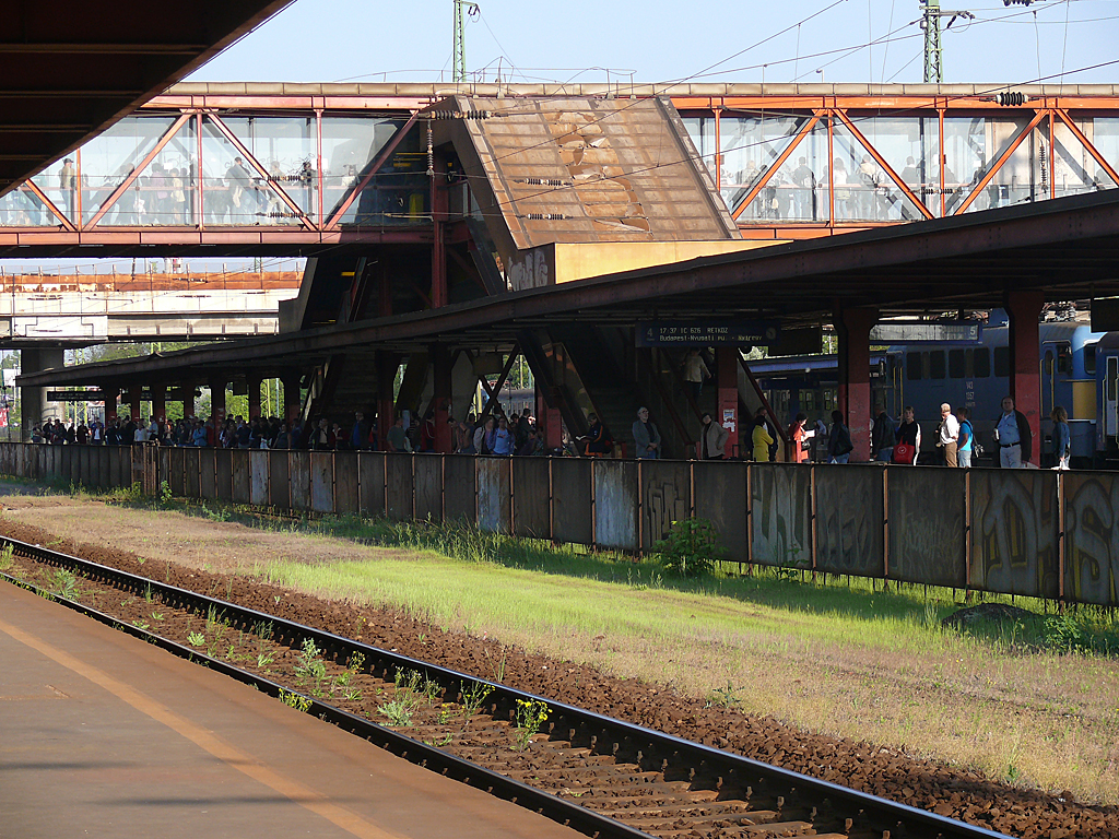 Kőbánya-Kispest állomás jelentős átszálló utasforgalmat bonyolít a nagyvasút és a metróhálózat között, azonban a tömegközlekedés vonzóbbá tételéhez szükséges lenne a tarifaközösség (fotó: Kemsei Zoltán)