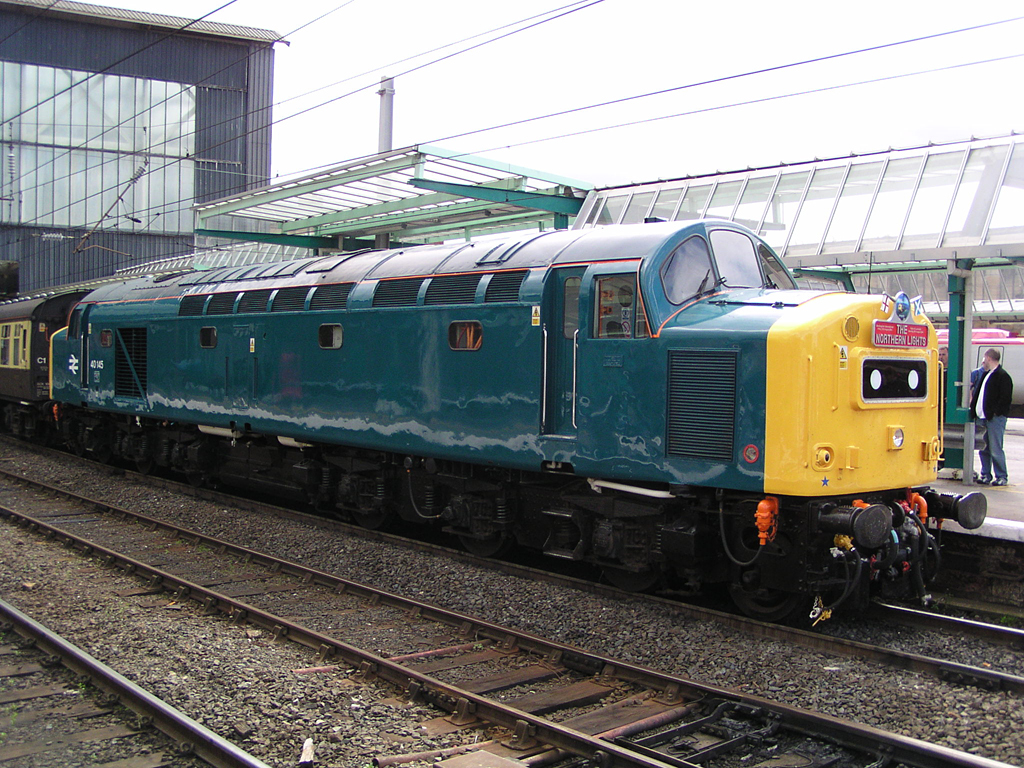 Class 40-es mozdony Carlisle-ban. A kirabolt postavonatot húzó 40 126-ost 1984-ben selejtezték<br>(a képek forrása: wikipedia)