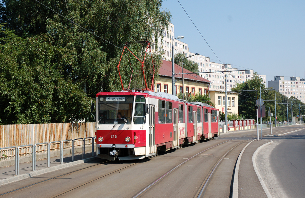 Az új villamosok kiváltják elöregedett társaikat. A felvételen egy piros Tatra halad Felső-Majláth felé