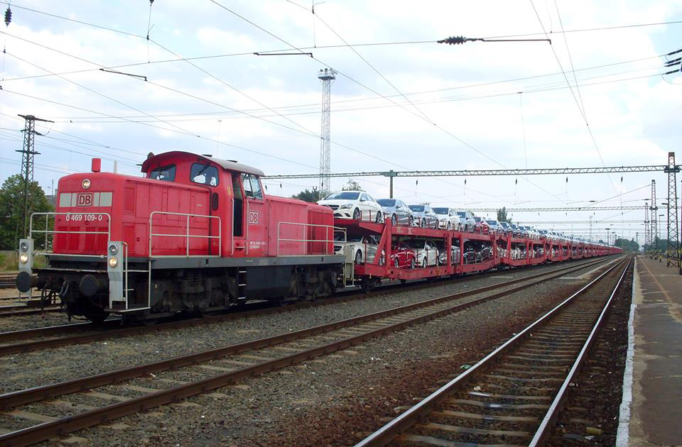 A DB Schenker Rail Hungaria dízelgépe a vonat élén Kecskeméten<br>(képek: Halász Péter)