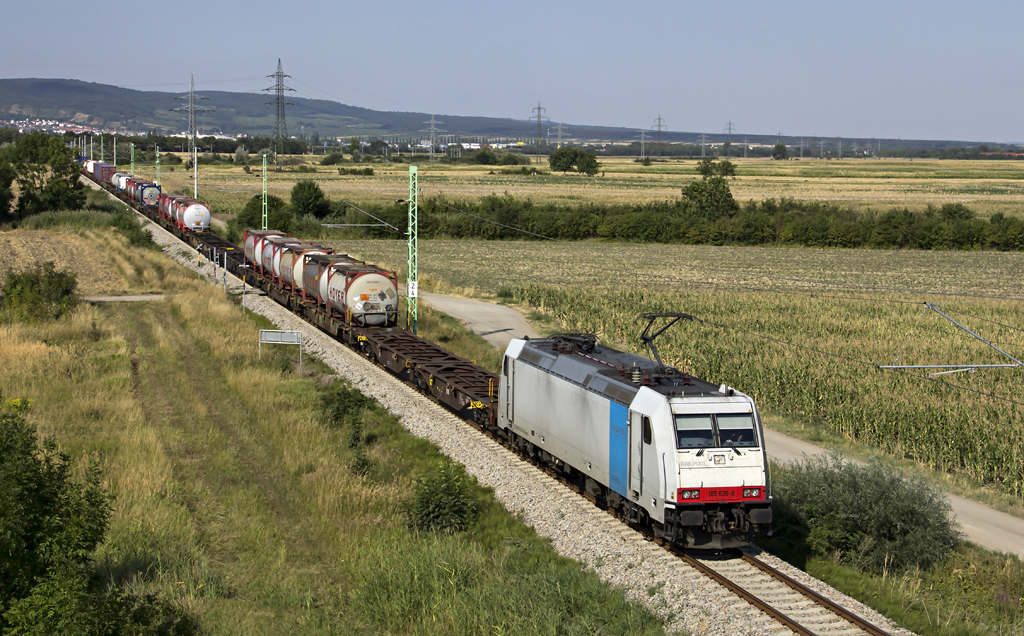 A képen a Neusiedl am See–Eisenstadt–Wulkaprodersdorf vonalon halad egy tehervonat a 185 636-as Traxx mozdonnyal. Ezen a vonalon egyébként nem jár tehervonat<br>(fotó: Horváth Norbert)