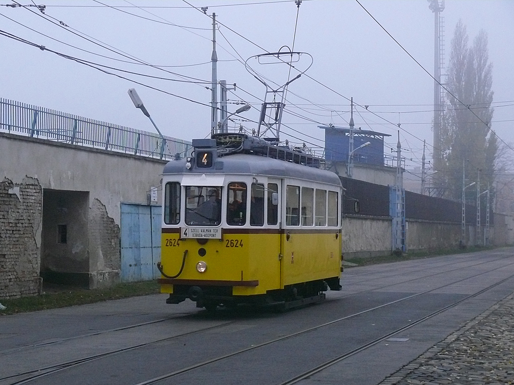 A 2624-es áll ki Hungária kocsiszínből 2012 novemberében