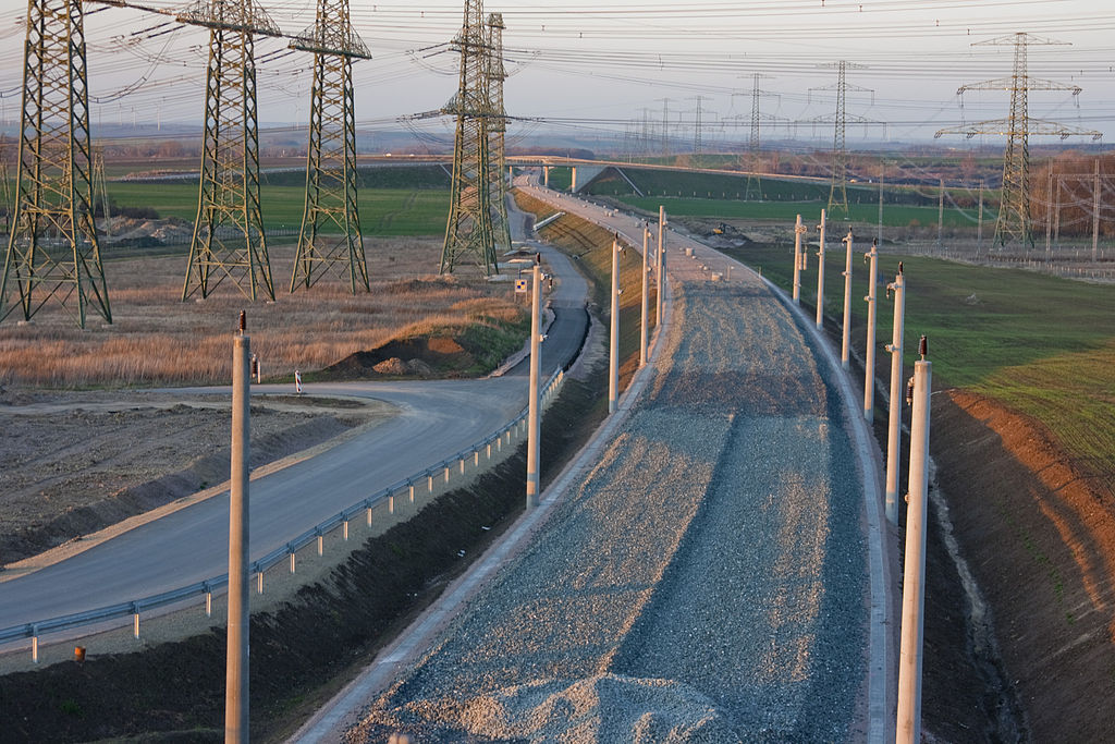 Már állnak a felsővezeték-tartó oszlopok Erfurt-Viselbachnál 2012 márciusában<br>(fotó: Wikipédia)
