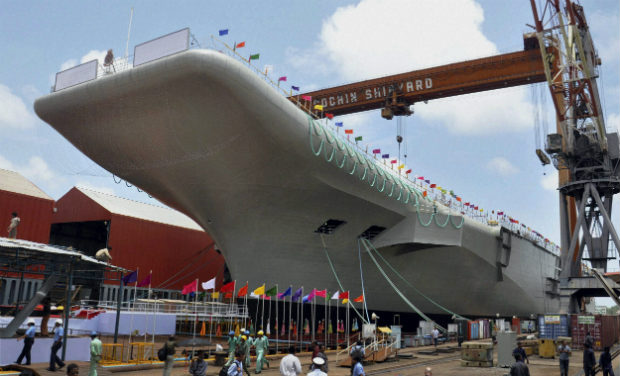 37 500 tonna vízkiszorítás, 260 méter hossz, hatvan méter szélesség –India második INS Vikrantjának néhány jellemző adata. Az ős INS Vikrant (a korábbi HMS Hercules) az 1971-es indiai-pakisztáni háború repülőgéphordozója is volt, és 1997-ben vonták ki a szolgálatból