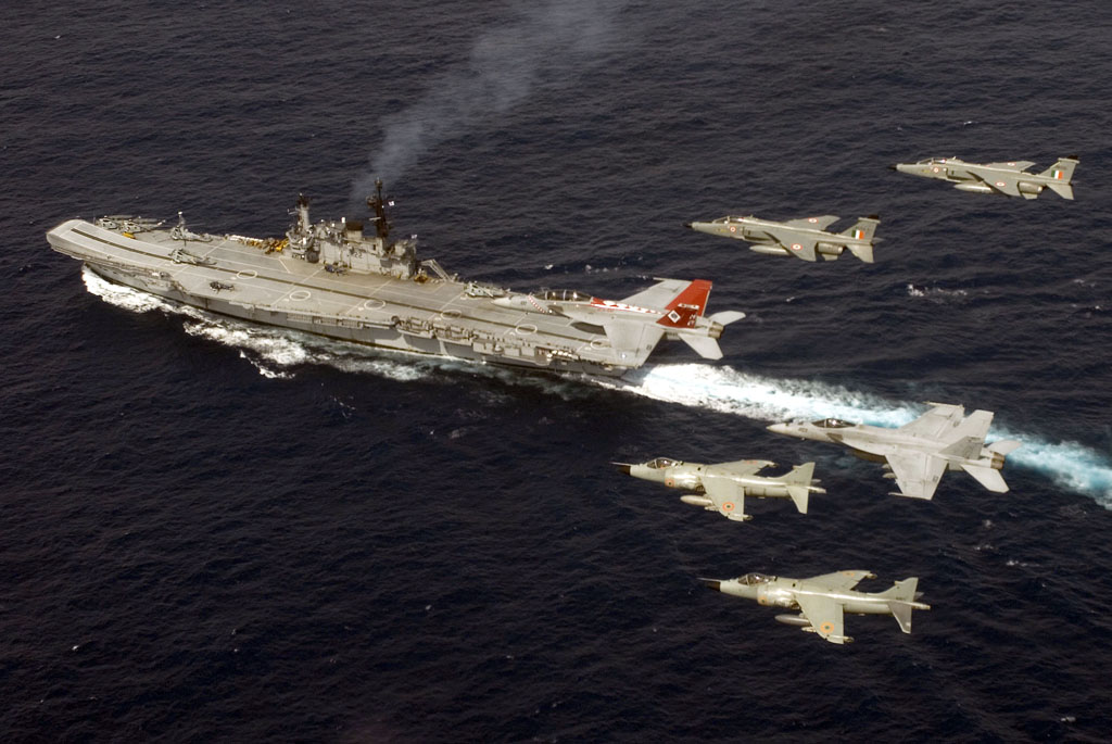 Az Egyesült Államok haditengerészetének F-A-18F Super Hornet és F-A-18E Super Hornet, valamint az indiai haditengerészet Sea Harriers és Jaguar harcigépeiből álló kötelék az INS Viraat felett