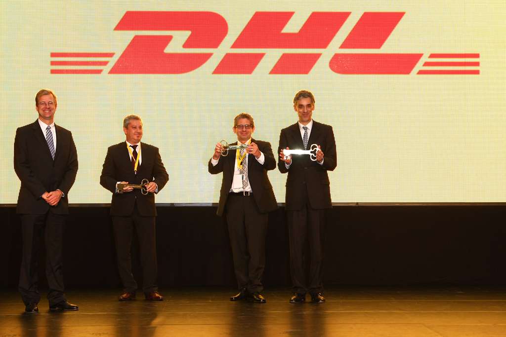 Gerhard Schroeder, a DHL magyar vezetői és Frank Appel a kulcsátadón