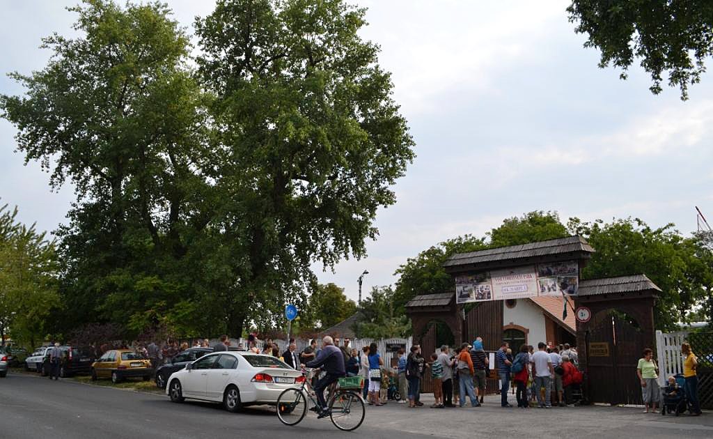 Sokan várták a nyitást a Tatai úton<br>A képre kattintva fotógaléria nyílik<br>(a szerző felvételei)