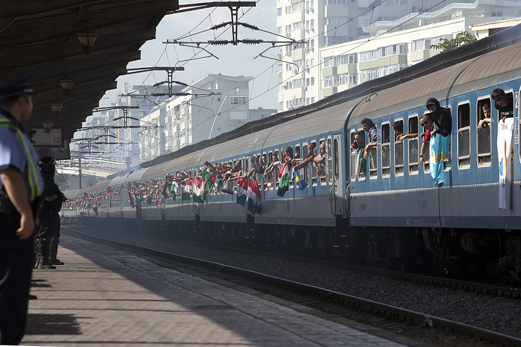 Érkezik a magyar szurkolók különvonata Bukarest Északi pályaudvarára<br>A képre kattintva fotógaléria nyílik<br>(MTI fotó, Baranyi Ildikó felvételei)