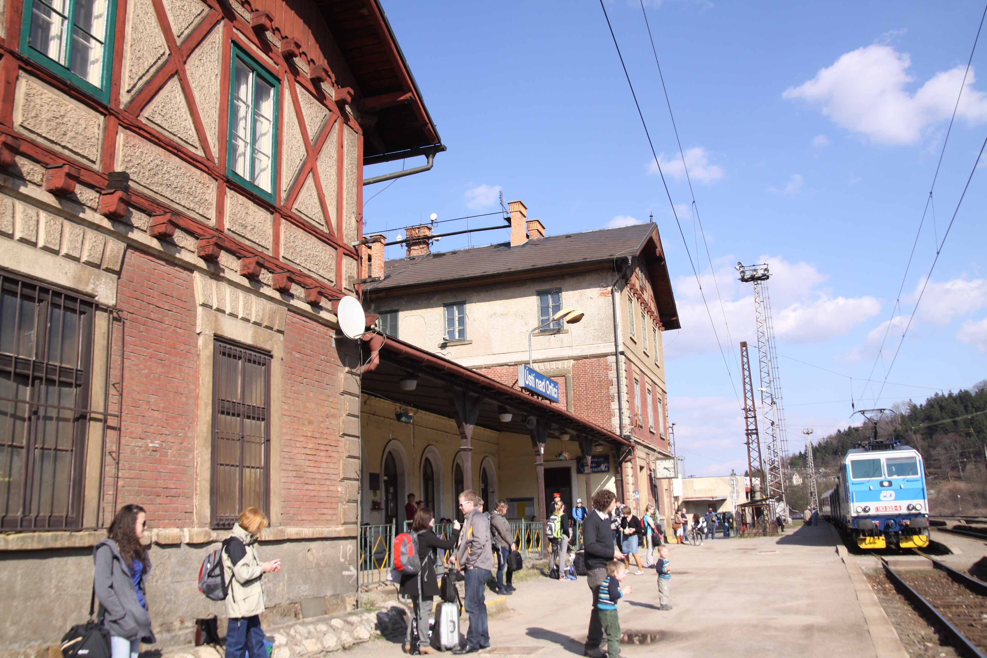 Még a régi pályán közelít egy gyorsvonat Ústí nad Orlicí állomás prágai peronjához