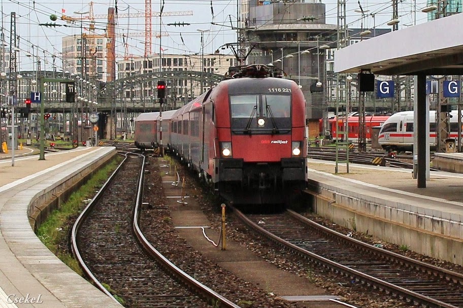 Railjet vonat érkezik Münchenbe 