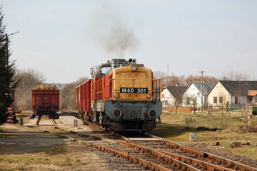 Kisbárapáti, 2008 februárjában. A kép készültekor még remot Púpos szolgálta ki a 35-ös, Kaposvár–Siófok vonal alsó szakaszát. A helyi erdőgazdaság heti több kocsit is megrak fával, többször külföldi célállomású vonatok is indulnak