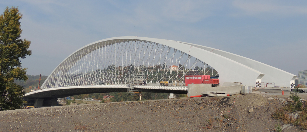 Közvetlen közelében épül az új nevenincs híd