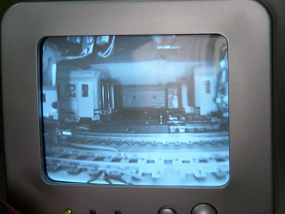 A két infrás kamera közül az egyik képe a fekete-fehér monitoron. Ezen múlik minden, nélkülük nem lehetne végigjátszani a menetrendet