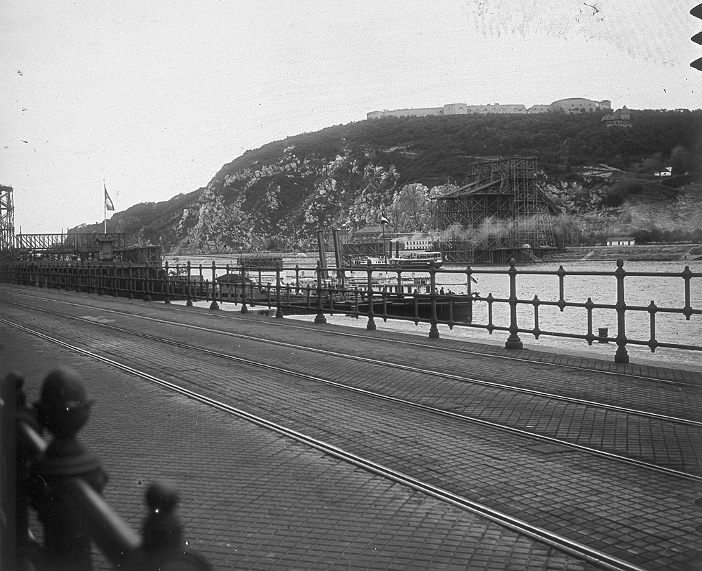 Az épülő Erzsébet híd a XX. század elején<br>A képre kattintva fotógaléria nyílik<br>(az archív képek forrása: fortepan.hu)