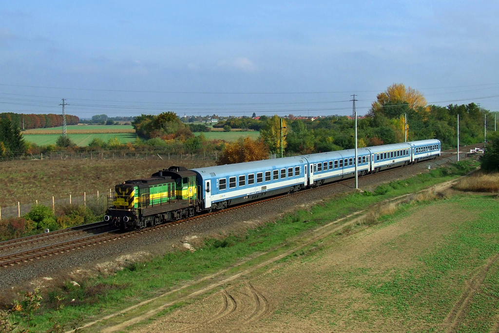 A 922-es IC-t húzza a 301-es Bobó október 15-én<br>(fotó: Moór Ferenc)