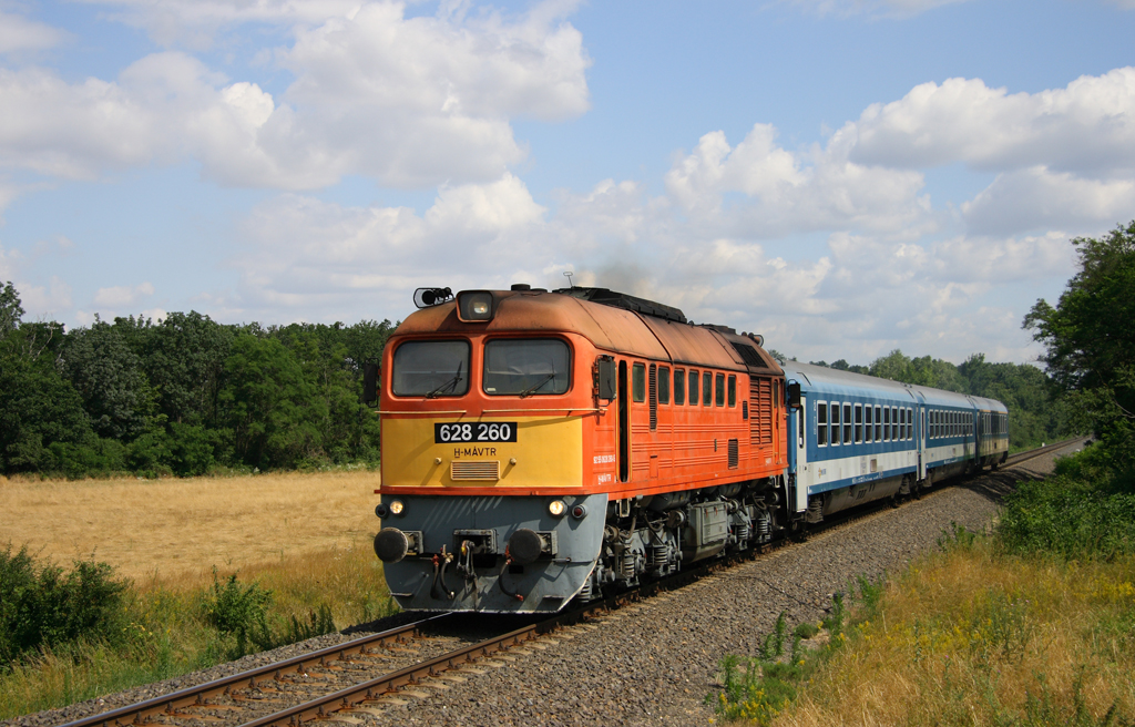 A 16-os vonalon halad a 260-as trakciós Szergej 2013 júliusában egy Szombathely–Budapest viszonylatú IC-vel<br>(fotó: Andreas Bayer)