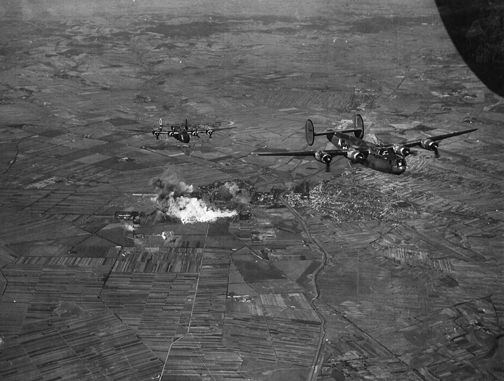 Hatvan bombázása 1944-ben...<br>A képre kattintva galéria nyílik<br>(az archív képek forrása: fortepan.hu)