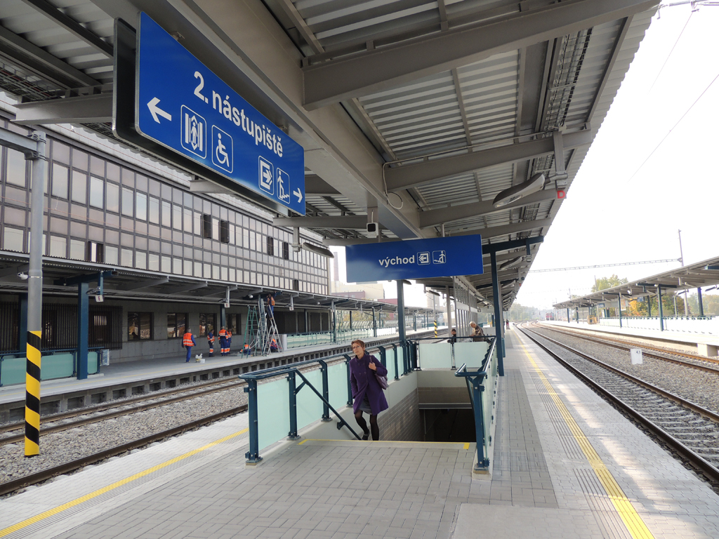 Háromból kettő - ennyi peron üzemel Prága-Holešovice állomáson<br>(A képre kattintva galéria nyílik a szerző képeiből)