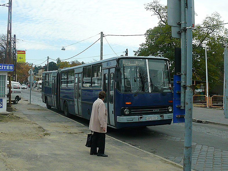 68A busz az Új köztemető előtt