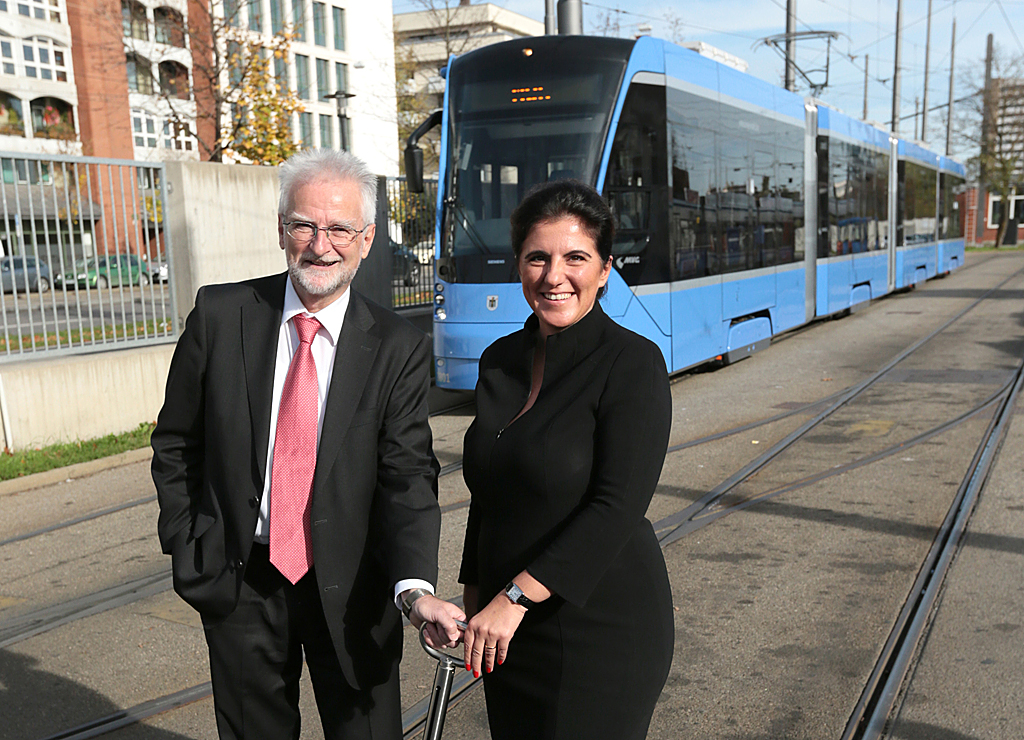 Herbert König, az MVG igazgatótanácsának elnöke és Sandra Gott-Karlbauer, a Siemens Urban Transport ügyvezető igazgatója az új villamossal