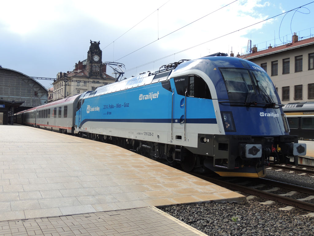 Nagy a kontraszt. Railjetet propagáló Taurus viszi Bécsbe a klasszikus ÖBB-szerelvényt<br>(fotók: a szerző)