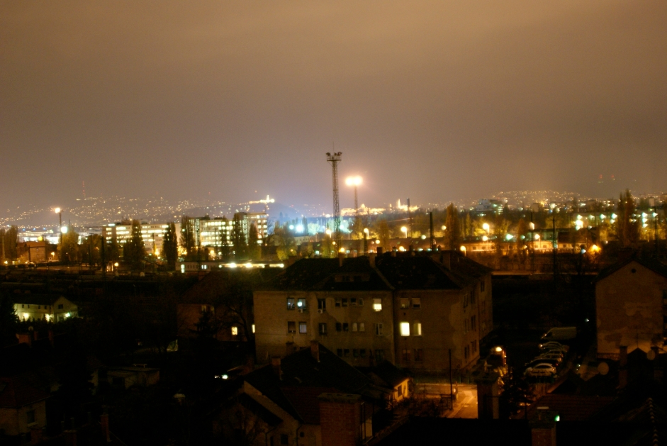 A ködös éjszakában is jól látszik a Citadella és a vár<br>(fotó: a szerző)