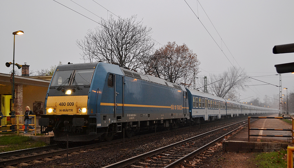 A vágányzáras vonat: Traxx és Bmx kocsik Felsőgödön<br>(fotó: Kadocsa Gyula)