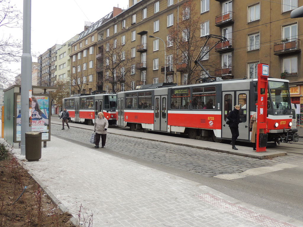 Az Ortenovo náměstí megállóba érkezett 14-es már mint 24-es közlekedik tovább<br>(fotó: a szerző)