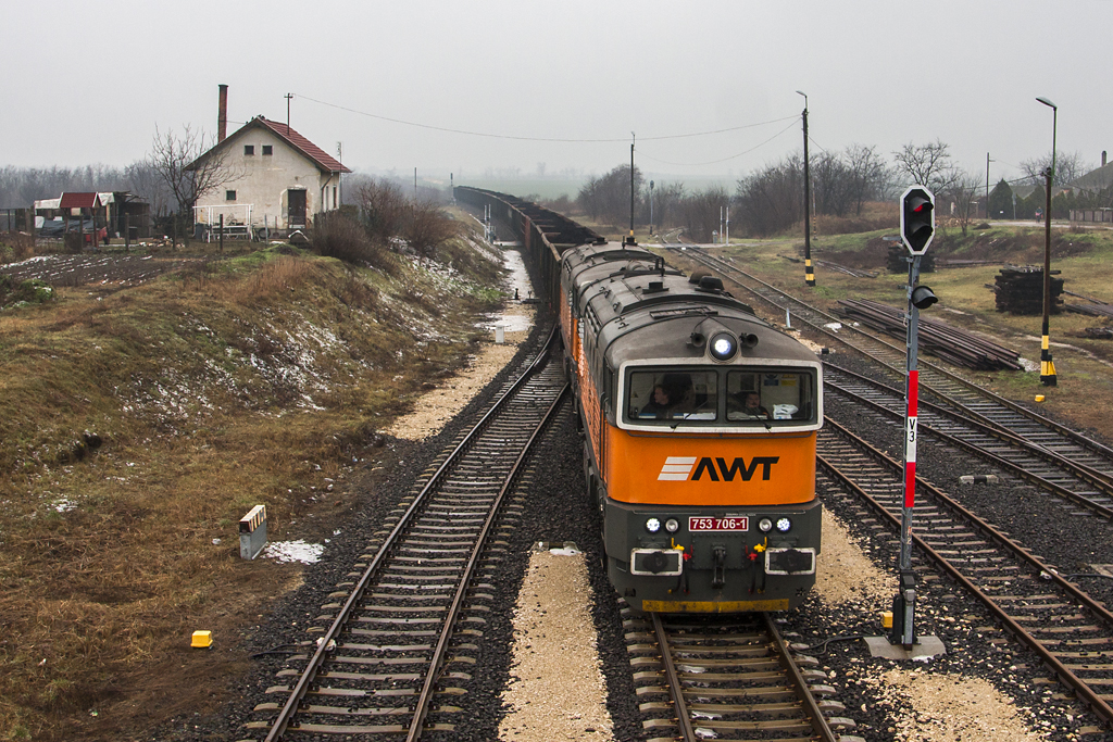 Zichyújfalu állomáson robog át az AWT második rakott szénvonata<br>A képre kattintva galéria nyílik!<br>(fotók: Vörös Attila)