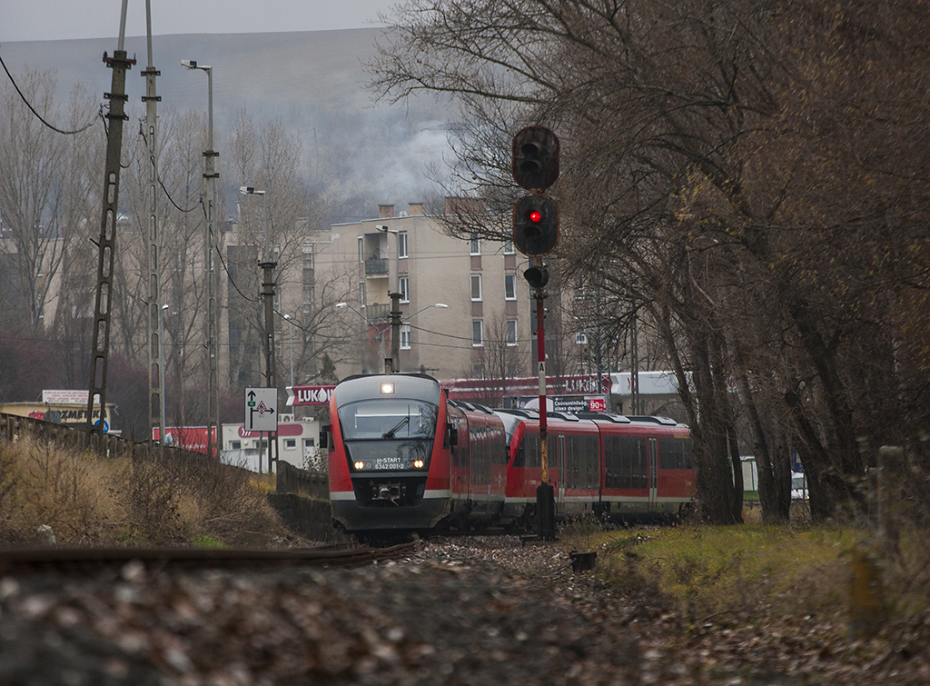 Lábatlan és Nyergesújfalu között halad Esztergom felé egy Desiro-trió<br>(fotó: Vörös Attila)